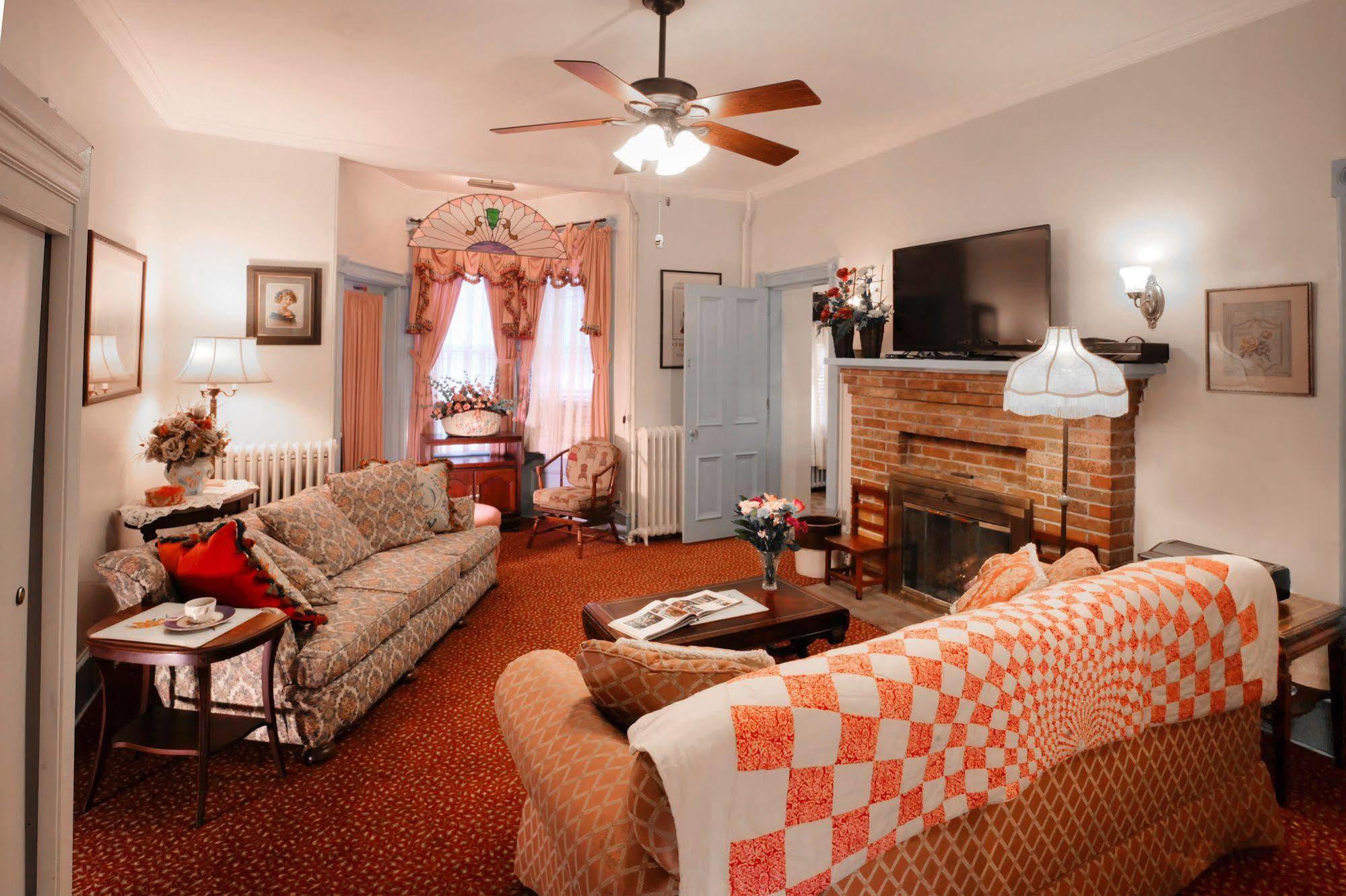 Antoinette'S Apartments & Suites Cape May Esterno foto