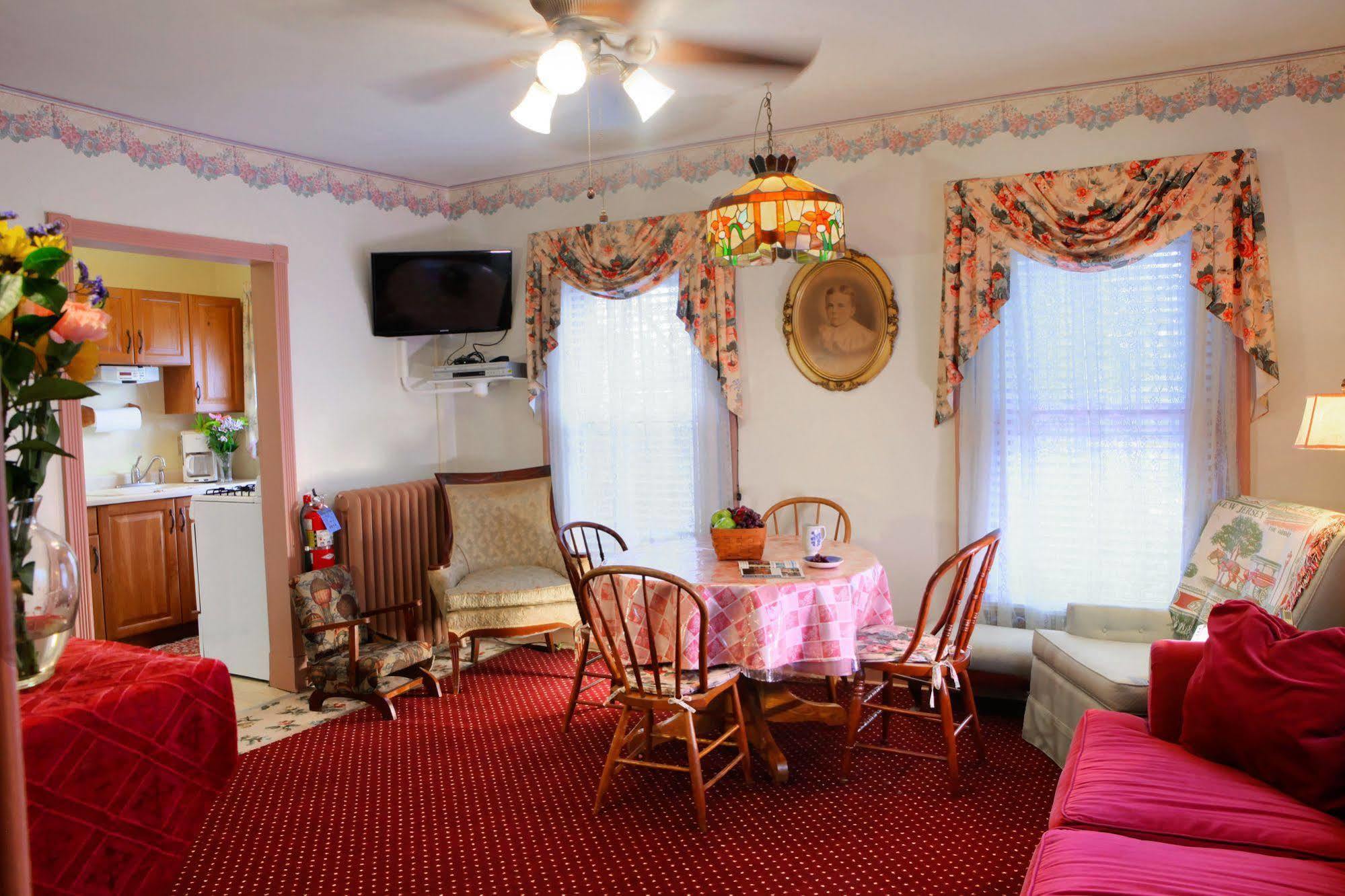 Antoinette'S Apartments & Suites Cape May Esterno foto