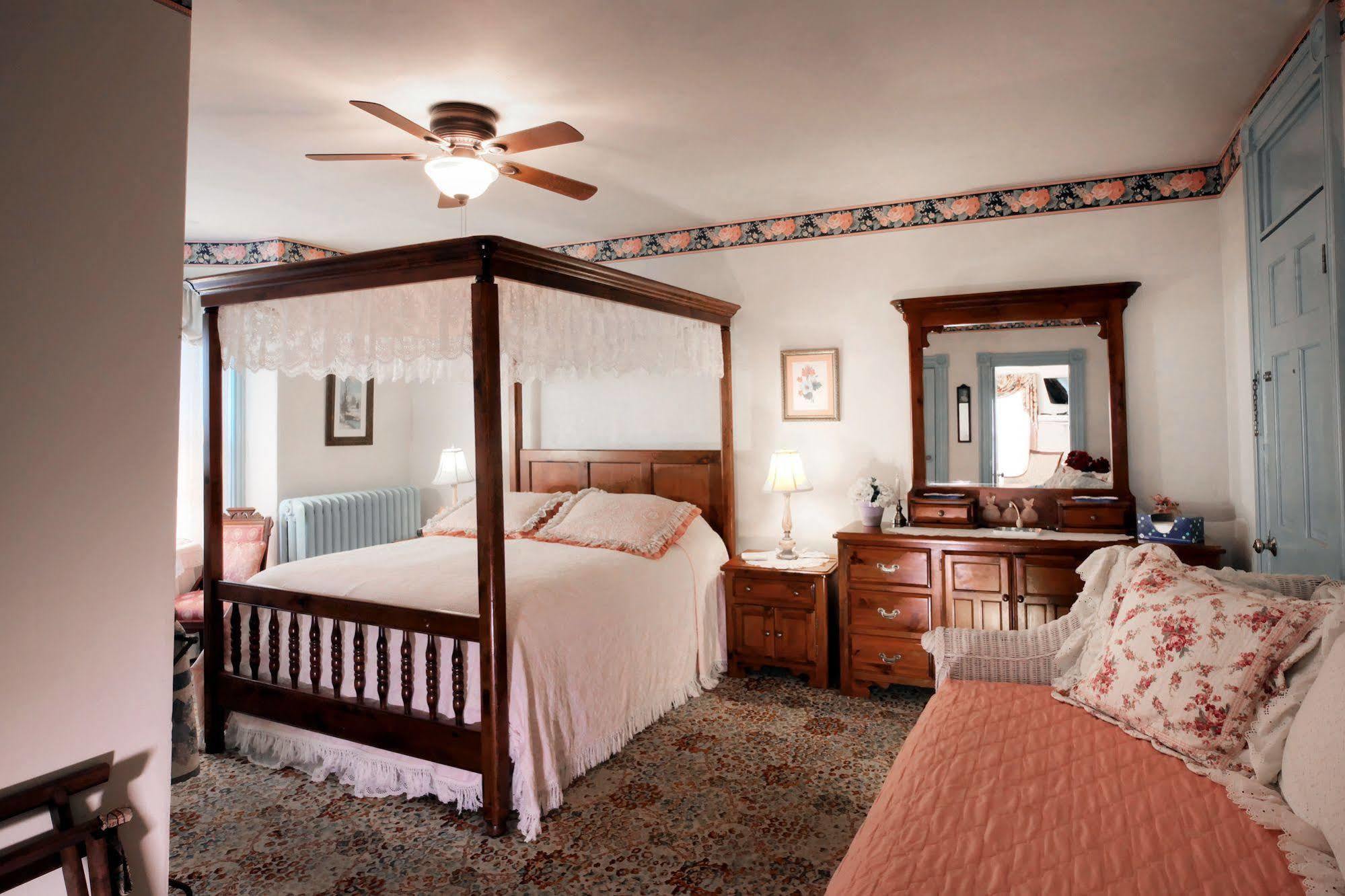 Antoinette'S Apartments & Suites Cape May Esterno foto