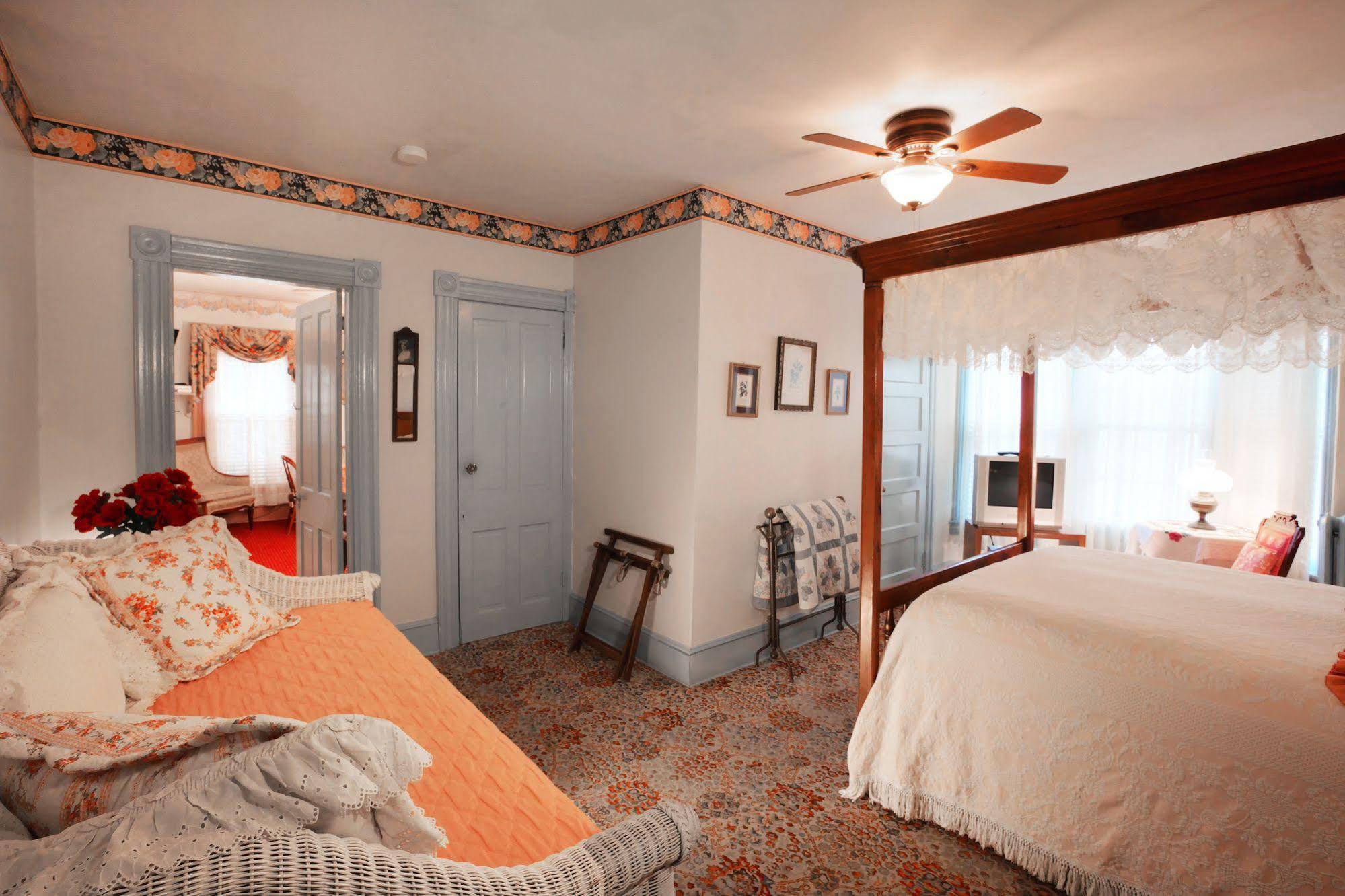 Antoinette'S Apartments & Suites Cape May Esterno foto